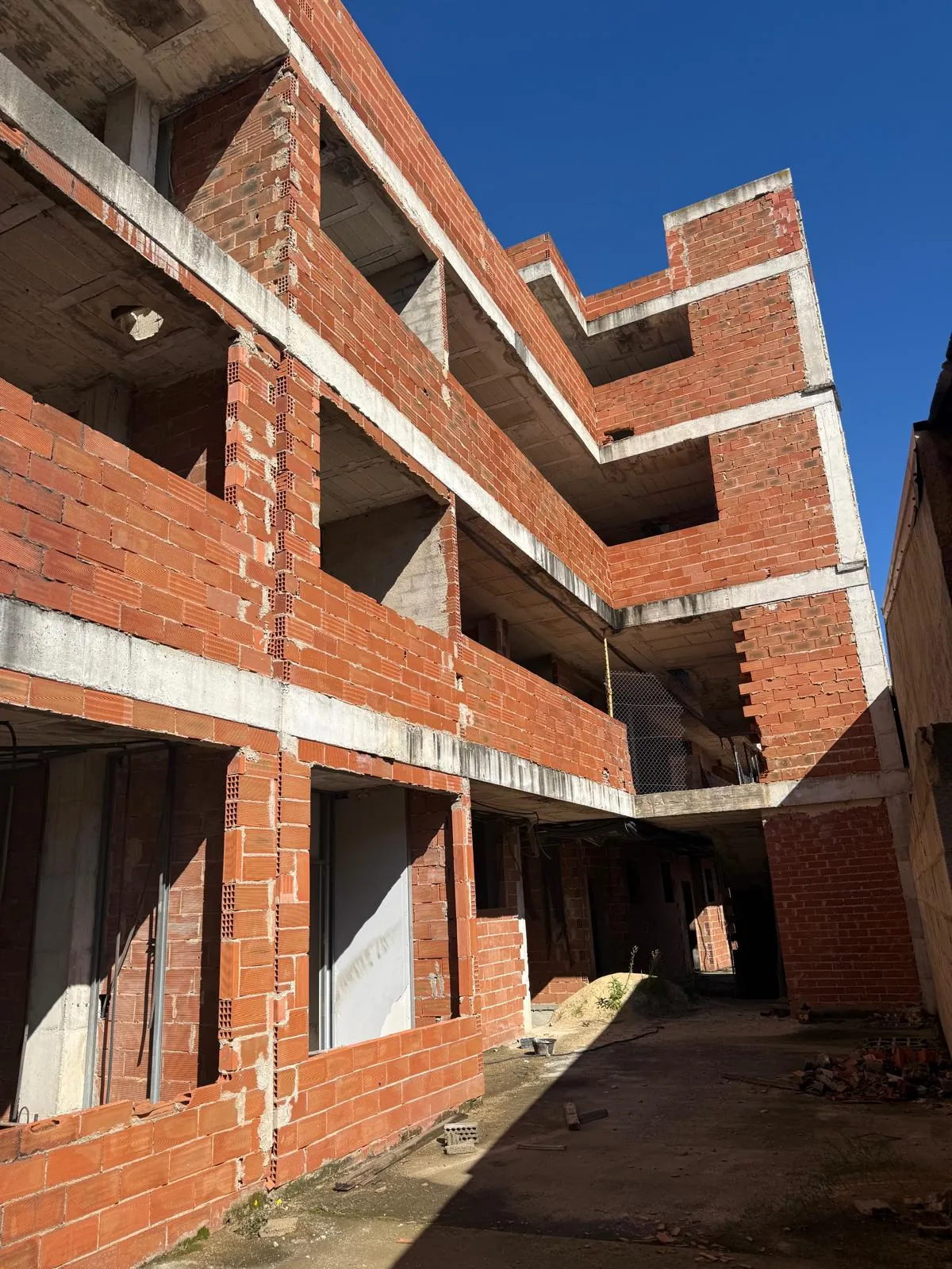 Fotografía del patio interior del edificio con la obra paralizada